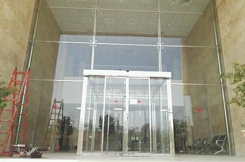 درب اتوماتیک شیشه‌ای: امنیت، راحتی و طراحی مدرن برای ورودی‌ها